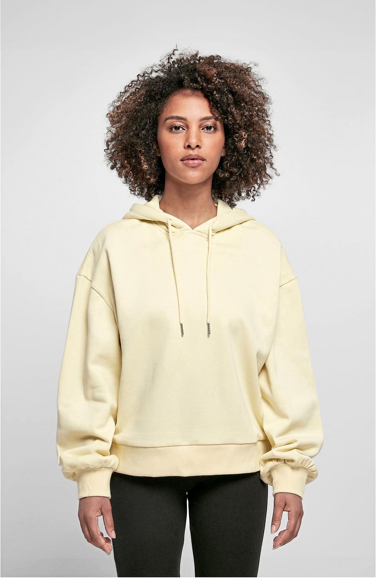 Frau in gelbem Oversize-Hoodie