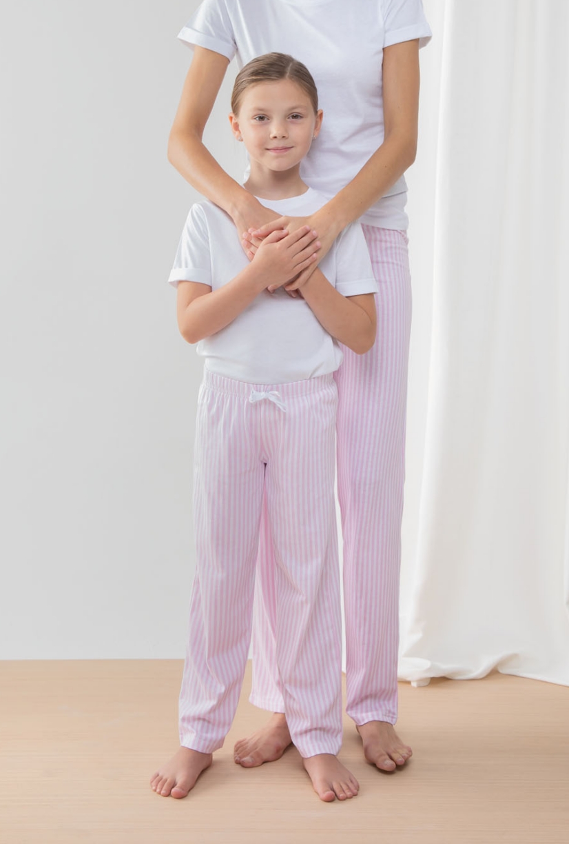 Kinder Schlafanzug-Set mit kurzärmeligem T-Shirt und langer Hose