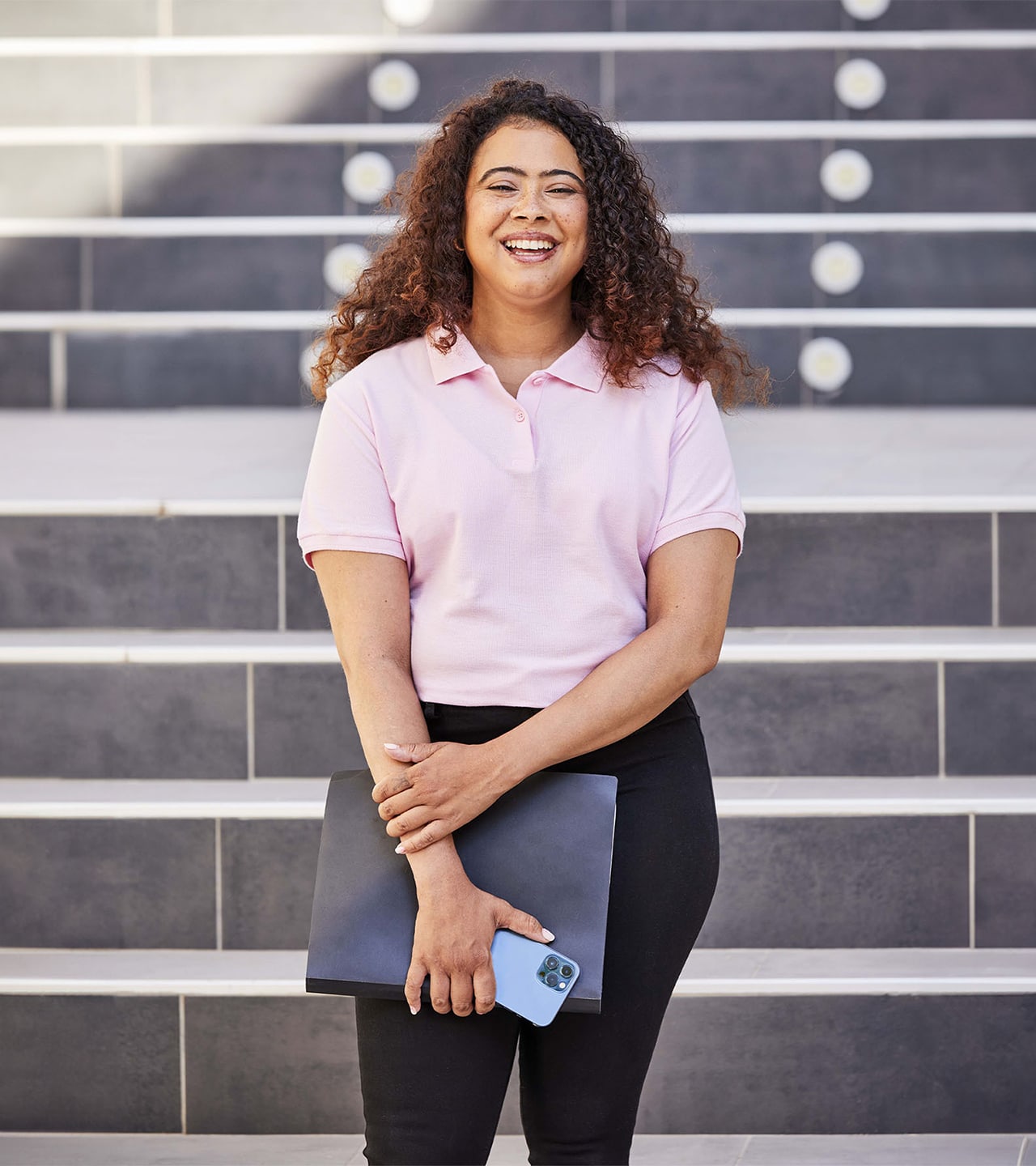 Frau mit rosa Shirt